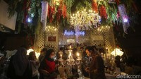 Sejumlah pengunjung menghadiri pameran pernikahan di Hotel Bidakara, Jakarta, Sabtu (27/11/2021).