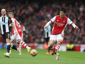 Assist Cantik Tomiyasu!