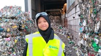Inilah foto Nina yang berujung viral itu saat dia mengunjungi Plastic Recycling Factory pada 05 November 2021. Dia melihat proses daur ulang sampah, namun tidak diperbolehkan melihat proses pembentukan menjadi produk baru. (Foto: Dok. Pribadi Aeshnina)
