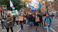 Nina bergerak ke jalan dalam rangka Klimaat Mars di Amsterdam pada 05 November 2021 lalu. Nina melakukannya bersama para aktivis mancanegara lainnya. (Foto: Dok. Pribadi Aeshnina)
