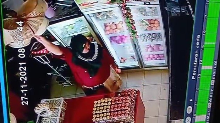Aksi Kilat Perempuan Curi Tas di Pasar Kebonagung Pasuruan Terekam CCTV