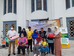 Alumni FK Unair Ajak Anak Difabel Kumpulkan Sampah Plastik untuk Berbagi