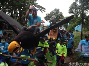 Naik Sisingaan, Anis Matta dan Fahri Hamzah Tanam Pohon di Bandung