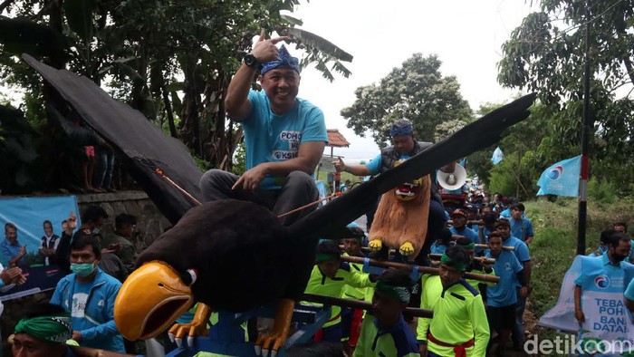 Ketum Partai Gelora Anis Matta bersama Fahri Hamzah melakukan menanam pohon di wilayah Cibiru, Bandung. Saat menuju lokasi, keduanya diarak kesenian Reak Manglayang.