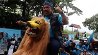 Sementara Fahri Hamzah naik Sisingan.