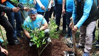 Kegiatan penanaman pohon ini menggandeng 40 NGO yang ada di wilayah Bandung.