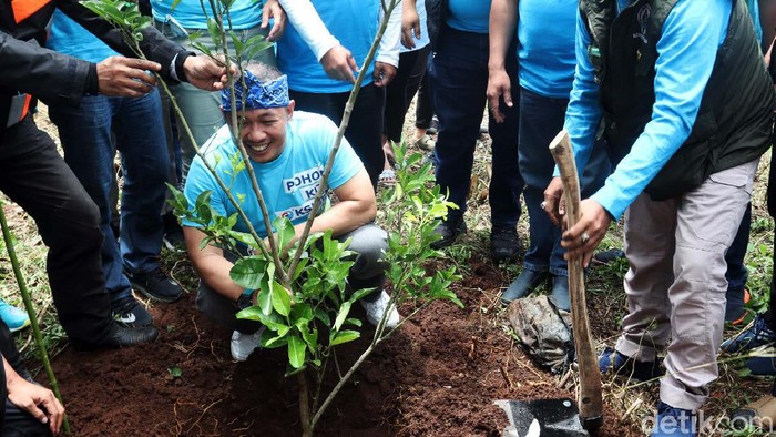 Ketum Partai Gelora Anis Matta bersama Fahri Hamzah melakukan menanam pohon di wilayah Cibiru, Bandung. Saat menuju lokasi, keduanya diarak kesenian Reak Manglayang.
