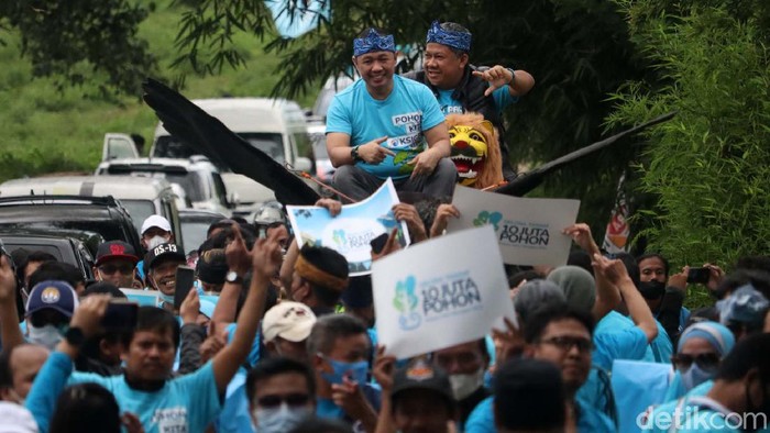 Anis Matta-Fahri Hamzah Diarak Reak Manglayang di Bandung Ketum Partai Gelora Anis Matta bersama Fahri Hamzah melakukan menanam pohon di wilayah Cibiru, Bandung. Saat menuju lokasi, keduanya diarak kesenian Reak Manglayang.