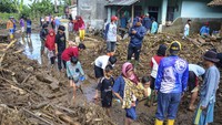 Hujan dengan intensitas tinggi yang mengguyur Kabupaten Garut menyebabkan sungai Citameng meluap dan menerjang dua kecamatan yaitu Karang Tengah dan Sukawening.
