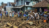Tim SAR gabungan dan warga membersihkan lumpur sisa banjir bandang di Kampung Cilowa, Kecamatan Sukawening, Kabupaten Garut, Jawa Barat, Minggu (28/11/2021).