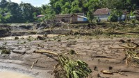 Kondisi lahan yang diterjang banjir bandang di Kampung Cilowa, Kecamatan Sukawening, Kabupaten Garut, Jawa Barat, Minggu (28/11/2021).