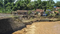 Kondisi bantaran sungai yang hancur akibat banjir bandang di Kampung Cilowa, Kecamatan Sukawening, Kabupaten Garut, Jawa Barat.