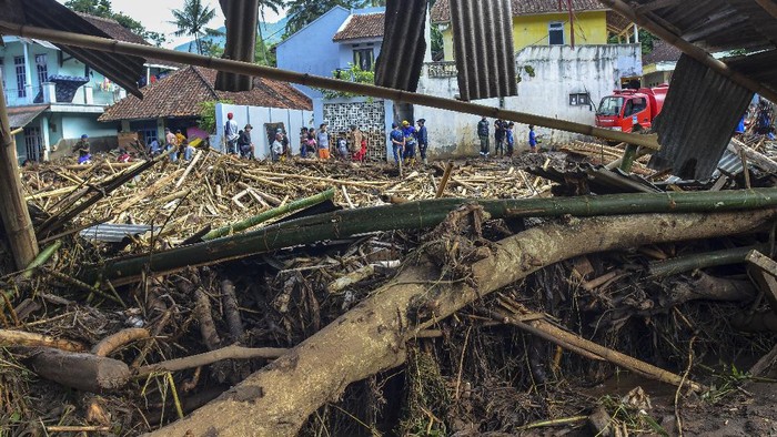 BANJIR BANDANG GARUT Kondisi bantaran sungai yang hancur akibat banjir bandang di Kampung Cilowa, Kecamatan Sukawening, Kabupaten Garut, Jawa Barat, Minggu (28/11/2021). Hujan dengan intensitas tinggi yang mengguyur Kabupaten Garut menyebabkan sungai Citameng meluap dan menerjang dua kecamatan yaitu Karang Tengah dan Sukawening. ANTARA FOTO/Adeng Bustomi/nym.