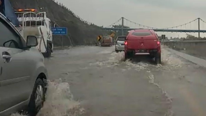 banjir di tol pandaan-malang