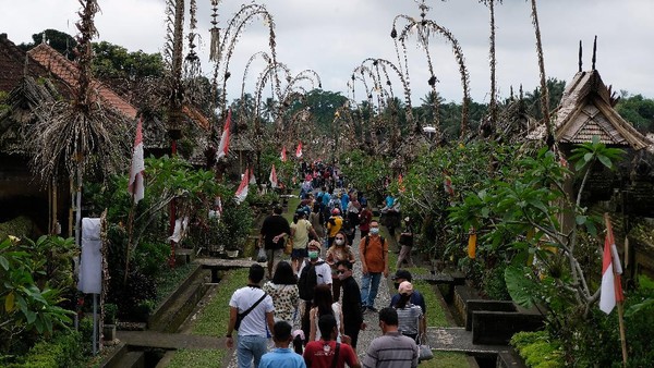 Wisatawan mengunjungi Desa Wisata Penglipuran di Bangli, Bali, Sabtu (27/11/2021). 