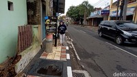 Tiang listrik ini berada di trotoar Jalan Bakti Kecamatan Kota Kudus.