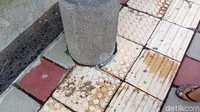 Tiang listrik itu tertanam di jalur building block bagi tuna netra. 