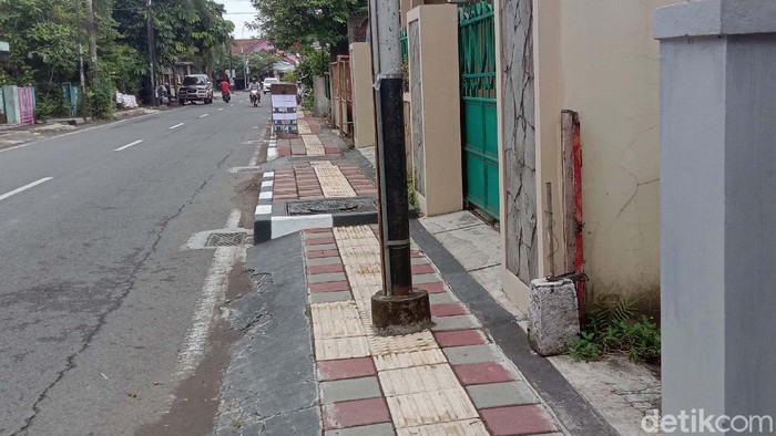 Forum Komunikasi Disabilitas Kudus (FKDK) mengeluh karena banyaknya fasilitas umum di Kudus, Jateng, tidak ramah dengan difabel. Bahkan ada tiang listrik di tengah trotoar.