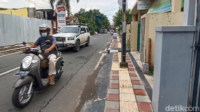 Diprotes Forum Disabilitas Kudus, Tiang Listrik Ini Berdiri di Tengah Trotoar