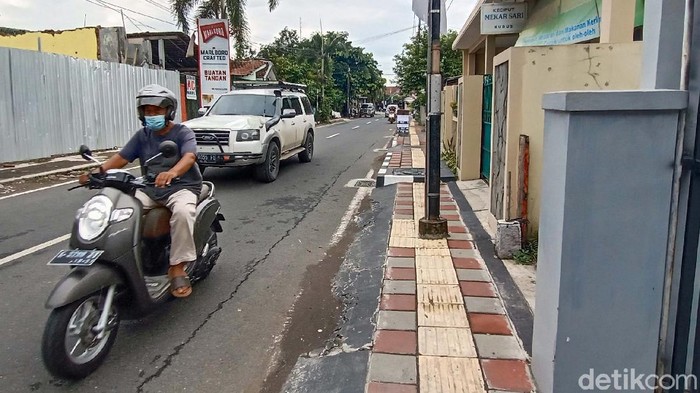 Diprotes Forum Disabilitas Kudus, Tiang Listrik Ini Berdiri di Tengah Trotoar Forum Komunikasi Disabilitas Kudus (FKDK) mengeluh karena banyaknya fasilitas umum di Kudus, Jateng, tidak ramah dengan difabel. Bahkan ada tiang listrik di tengah trotoar.