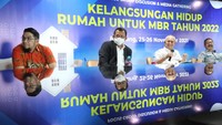 Direktur Utama Bank Tabungan Negara (BTN) Haru Koesmahargyo (kedua kiri) berfoto bersama (Ki-Ka): Wakil Sekjen DPP REI Royzani Sjachril, Dirjen Pembiayaan Infrastruktur Pekerjaan Umu & Perumahan Rakyat Kementerian PUPR Herry Trisaputra Zuna, dan Komisioner BP Tapera Adi Setianto usai menjadi pembicara dalam Focus Group Discussion (FGD) Dukungan Pemerintah Terhadap Rumah MBR Pada 2022 di Bandung, Jawa Barat.