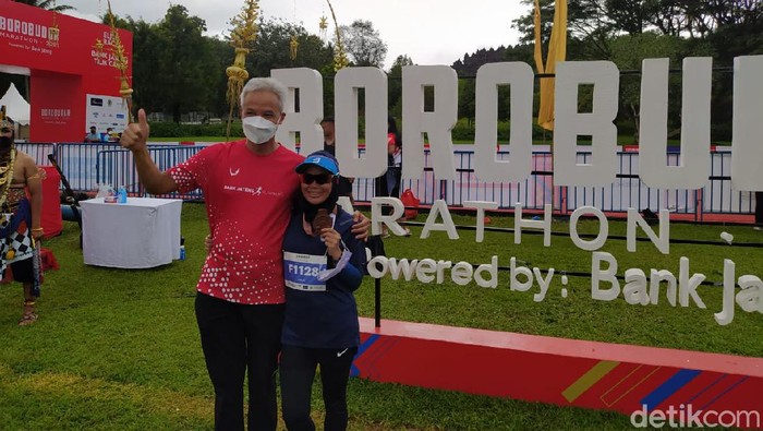 Ganjar ikut lari di event Borobudur Marathon.