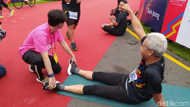 Ganjar ikut lari di event Borobudur Marathon.