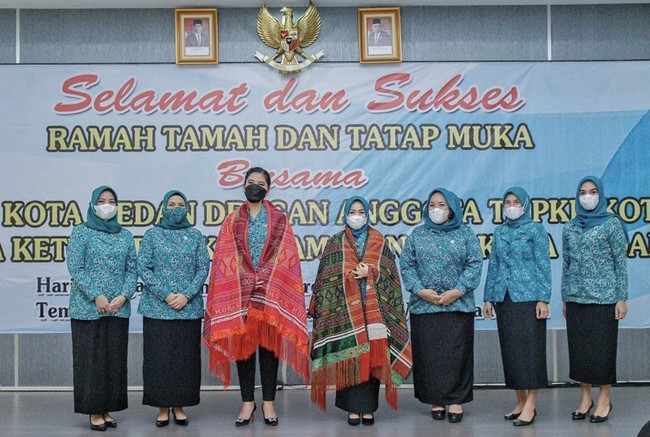 Putri kedua Jokowi itu pun mengalungkan kain ulos saat menghadiri sebuah acara dan berfoto bersama pengurus TP PKK Medan. Foto: dok. Instagram ayanggkahiyang