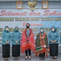 Putri kedua Jokowi itu pun mengalungkan kain ulos saat menghadiri sebuah acara dan berfoto bersama pengurus TP PKK Medan. Foto: dok. Instagram ayanggkahiyang