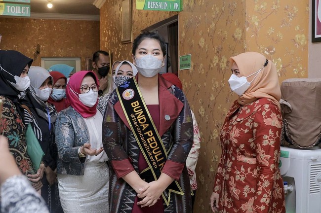 Kahiyang Ayu kembali menyulap kain ulos bernuansa merah menjadi outer saat peringatan Hari Keluarga Nasional di Medan. Foto: dok. Instagram ayanggkahiyang