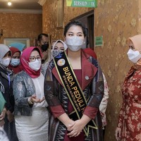 Kahiyang Ayu kembali menyulap kain ulos bernuansa merah menjadi outer saat peringatan Hari Keluarga Nasional di Medan. Foto: dok. Instagram ayanggkahiyang