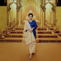 Sebagai pelengkap penampilannya, Kahiyang memadukan baju kurung biru dengan kain ulos berwarna kuning. Foto: dok. Instagram ayanggkahiyang