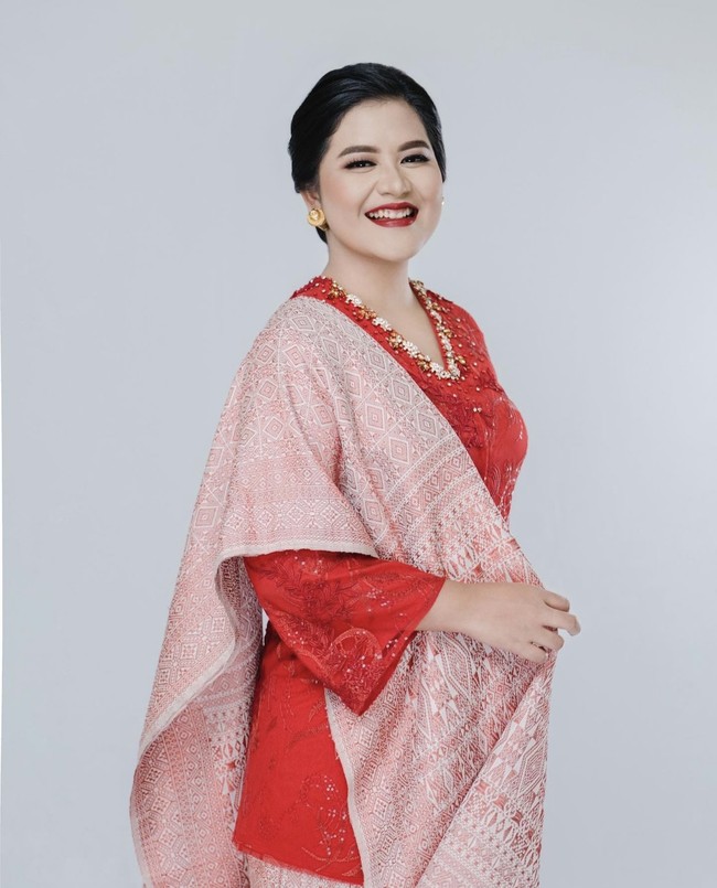 Kahiyang mengunggah fotonya memakai kebaya merah saat perayaan 17 Agustus. Ia memilih kain ulos bernuansa merah putih yang dijadikan selendang. Foto: dok. Instagram ayanggkahiyang