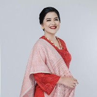 Kahiyang mengunggah fotonya memakai kebaya merah saat perayaan 17 Agustus. Ia memilih kain ulos bernuansa merah putih yang dijadikan selendang. Foto: dok. Instagram ayanggkahiyang