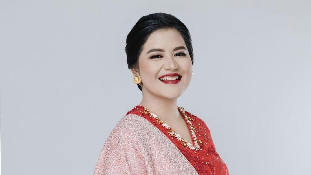 8 Gaya Kahiyang Ayu, Putri Jokowi Pakai Ulos, Jadi Selendang Hingga Outer