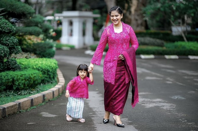 Saat berjalan-jalan dengan putrinya, Kahiyang Ayu memakai kebaya berwarna shocking pink yang dipadukan dengan kain ulos berwarna senada. Foto: dok. Instagram ayanggkahiyang