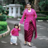 Saat berjalan-jalan dengan putrinya, Kahiyang Ayu memakai kebaya berwarna shocking pink yang dipadukan dengan kain ulos berwarna senada. Foto: dok. Instagram ayanggkahiyang