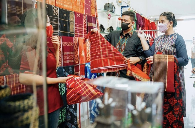 Wanita kelahiran 1991 itu juga menemani suaminya Bobby Nasution melihat-lihat kain ulos. Setiap ASN di Medan diwajibkan memakai kain adat itu setiap hari Jumat. Foto: dok. Instagram ayanggkahiyang