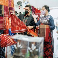 Wanita kelahiran 1991 itu juga menemani suaminya Bobby Nasution melihat-lihat kain ulos. Setiap ASN di Medan diwajibkan memakai kain adat itu setiap hari Jumat. Foto: dok. Instagram ayanggkahiyang