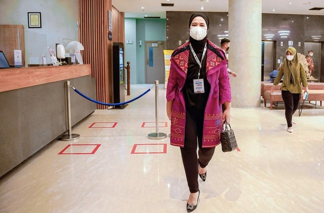 Kahiyang Ayu memakai outer berbahan kain ulos saat menghadiri sebuah acara fashion show. Outer bernuansa pink itu dipadukannya dengan busana serba hitam. Foto: dok. Instagram ayanggkahiyang
