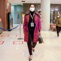 Kahiyang Ayu memakai outer berbahan kain ulos saat menghadiri sebuah acara fashion show. Outer bernuansa pink itu dipadukannya dengan busana serba hitam. Foto: dok. Instagram ayanggkahiyang