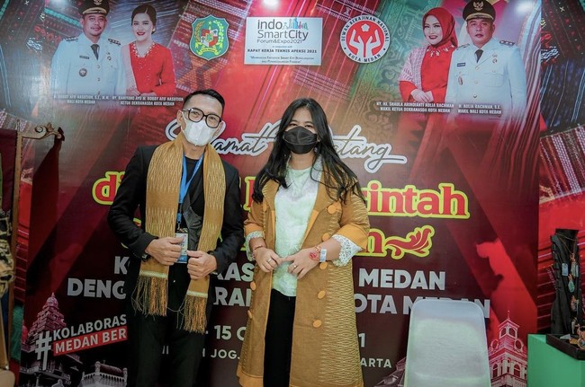 Dalam kunjungan kerja lainnya, Kahiyang mencoba blazer berbahan kain ulos berwarna kuning dari UMKM kota Medan. Foto: dok. Instagram ayanggkahiyang