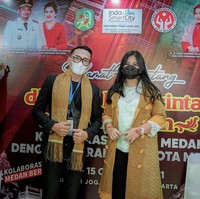 Dalam kunjungan kerja lainnya, Kahiyang mencoba blazer berbahan kain ulos berwarna kuning dari UMKM kota Medan. Foto: dok. Instagram ayanggkahiyang