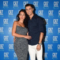 Sebelumnya aku menjual tas di Serrano. Sekarang aku mengoleksinya, kata ibu yang dilaporkan sedang mengandung anak kembar perempuan dan lelaki tersebut.Foto: Instagram @georginagio