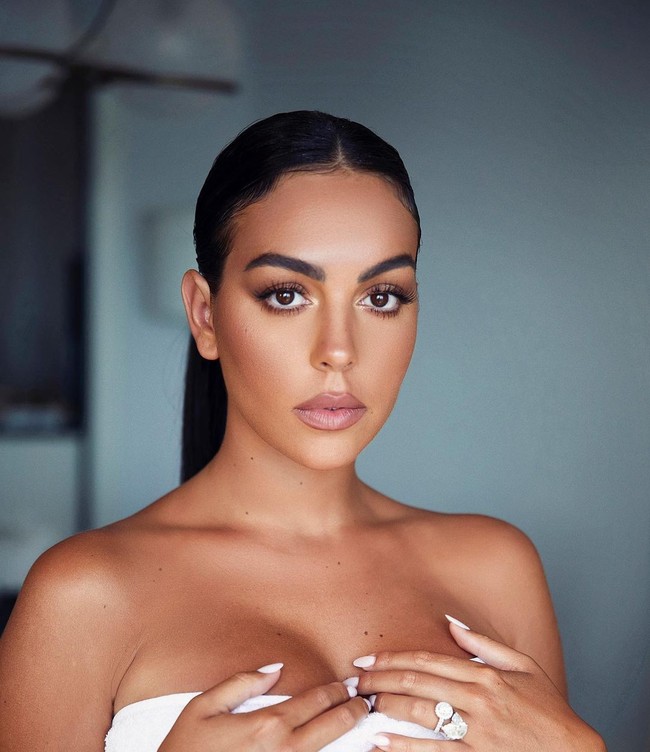 Portugal, Georgina Rodriguez, Pacar Cristiano RonaldoWanita yang dulu pernah bekerja sebagai pengasuh anak dan asisten toko di butik Gucci itu adalah salah satu WAGs paling disorot. Kini Georgina disebut sebagai salah satu selebgram berbayar termahal yang kerap memamerkan gaya hidup mewah.Foto: Instagram @georginagio