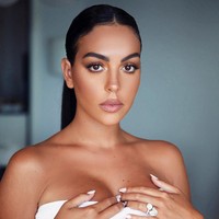 Portugal, Georgina Rodriguez, Pacar Cristiano RonaldoWanita yang dulu pernah bekerja sebagai pengasuh anak dan asisten toko di butik Gucci itu adalah salah satu WAGs paling disorot. Kini Georgina disebut sebagai salah satu selebgram berbayar termahal yang kerap memamerkan gaya hidup mewah.Foto: Instagram @georginagio
