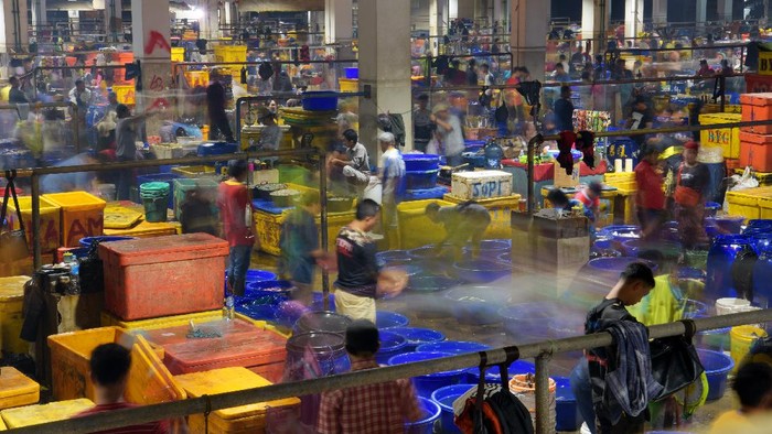 Hiruk Pikuk Pasar Ikan Muara Baru, Tempat Asik Nikmati Seafood Pengunjung menikmati makan malam dengan menu aneka olahan ikan segar di