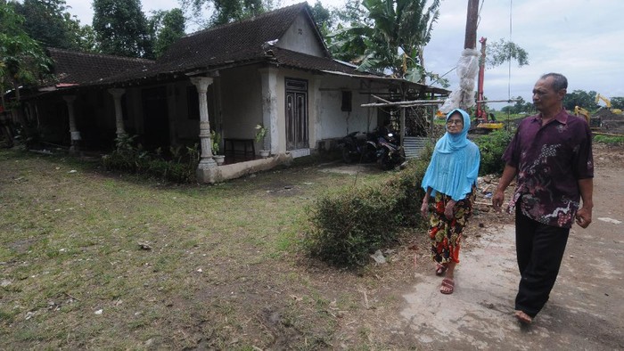 IBU DIGUGAT ANAK KANDUNGNYA Seorang ibu, Sri Surantini (kiri) didampingi anak pertamanya Gunawan Joko (kanan) membaca surat tanah yang menjadi sengketa gugatan di Guwokajen, Sawit, Boyolali, Jawa Tengah, Minggu (28/11/2021). Sri Surantini bersama tiga anaknya digugat ke Pengadilan Negeri (PN) Boyolali oleh dua anak kandungnya yang lain Rini Sarwestri dan Indri Aliyanto terkait pembagian tanah warisan yang terkena pembangunan jalan tol Solo-Yogyakarta. ANTARA FOTO/Aloysius Jarot Nugroho/nym.