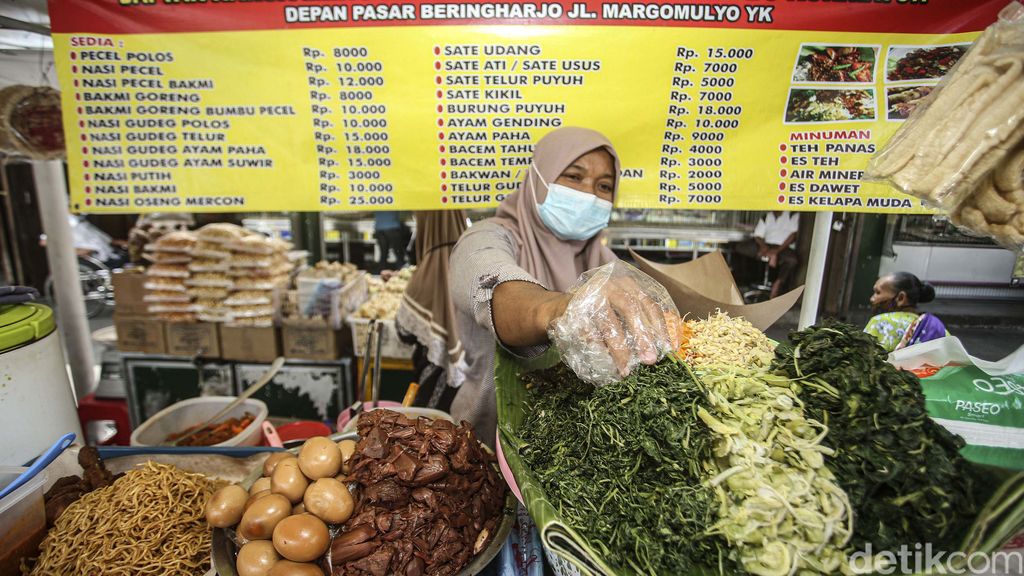 Mampir ke Pasar Beringharjo Yogyakarta jangan lewatkan jajan pecel plus aneka lauknya. Pecelnya berbeda dari yang lain karena pake kembang turi.