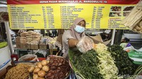 Awalnya area penjual pecel tersebut diberi nama Pecel Senggol Pasar Beringharjo. Nama tersebut tercetus karena dulu tempat makan di warung pecel sangat sempit sehingga pembeli harus saling senggol. Sejak saat itu, banyak orang yang menyebut pecel Pasar Beringharjo dengan sebutan Pecel Senggol. Namun, kini area warung pecel sudah berupa kios-kios sederhana yang berderet di depan Pasar Beringharjo.